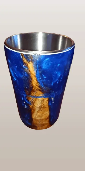 Mug inox habillé de cerisier et résine, pièce tournée à la main par Tourneur JD