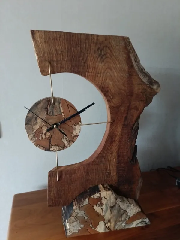 Pendule en vieux chêne et hêtre échauffé, pièce tournée à la main par Tourneur JD