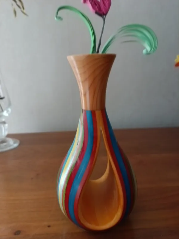 Petit vase multicolore ajouré, pièce tournée à la main par Tourneur JD