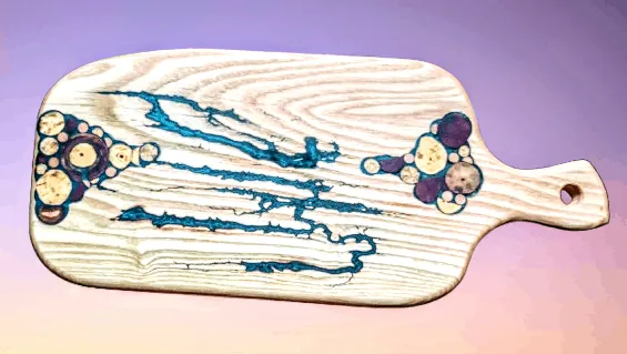 Planche apéritif en frêne et résine bleu nacré, pièce tournée à la main par Tourneur JD