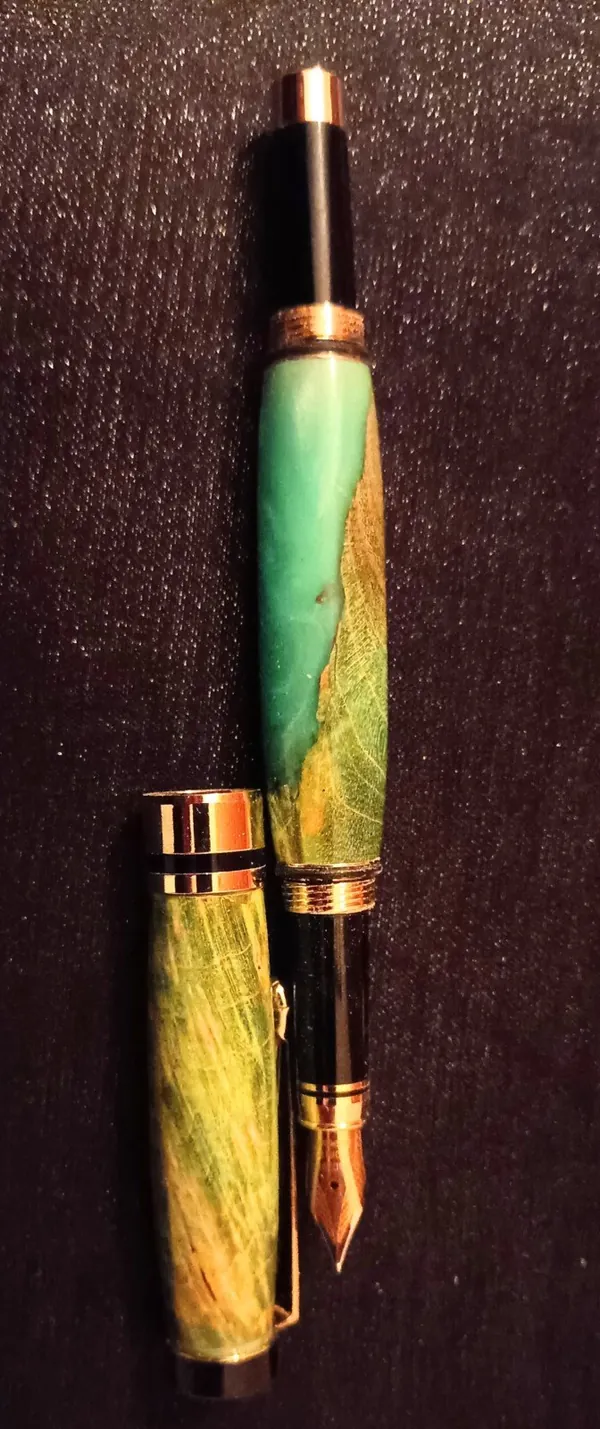 Stylo plume hybride bois et résine, pièce tournée à la main par Tourneur JD