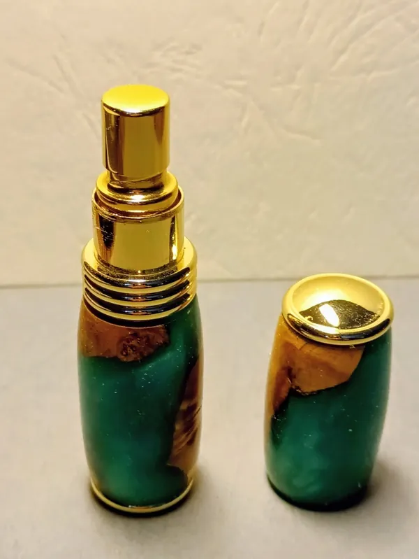 Vaporisateur de parfum bois et résine, pièce tournée à la main par Tourneur JD