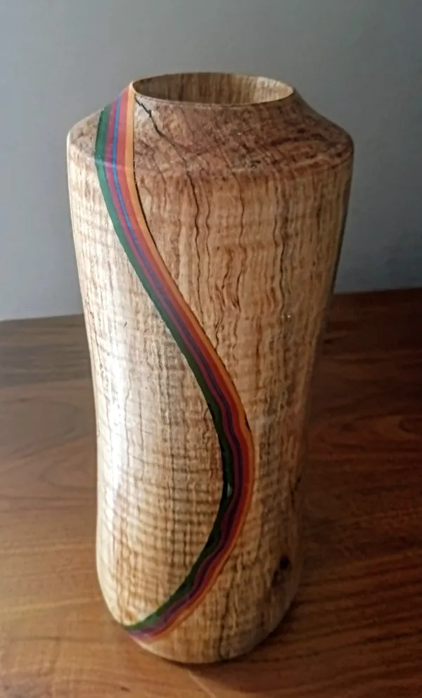 Vase bicolore en érable ondé, pièce tournée à la main par Tourneur JD