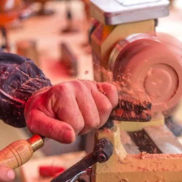 Jean-Denis Heidet au tour à bois dans son atelier de Chevremont